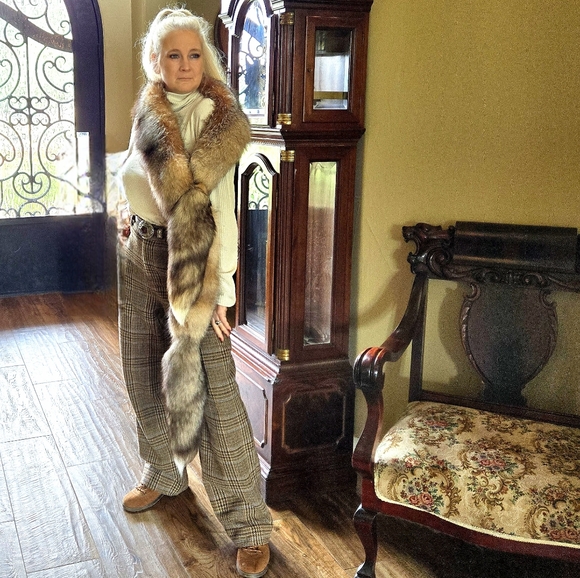 Crystal Fox Fur Boa Wrap in Original Box - Picture 7 of 17